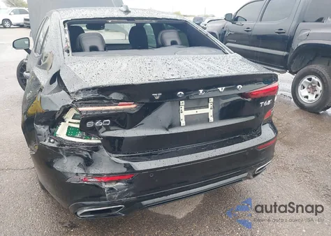 2019 Volvo S60 T6 R-Design z USA, uszkodzony, nr VIN 7JRA22TM5KG013637